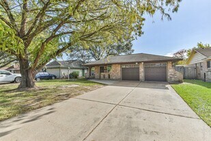 7623 Yellow Pine Dr in Houston, TX - Building Photo