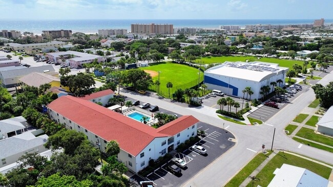 300 Monroe Ave in Cape Canaveral, FL - Foto de edificio - Building Photo