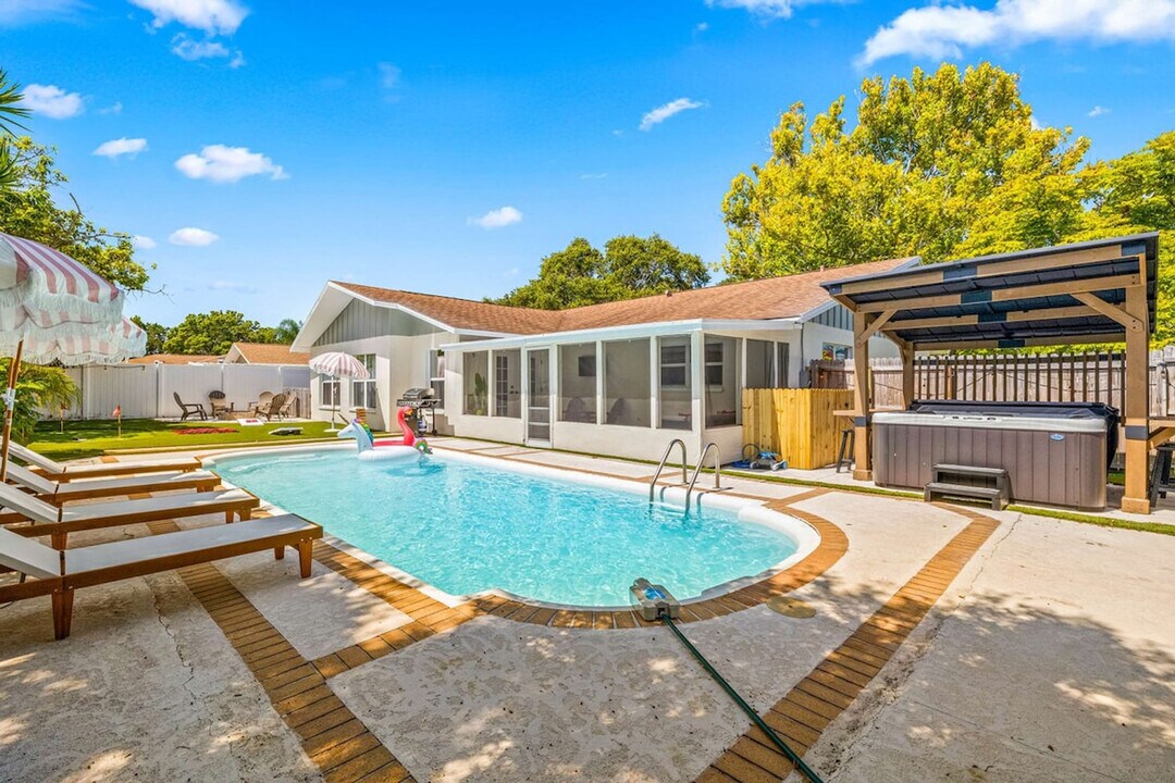 10703 Del Prado Dr S in Largo, FL - Building Photo