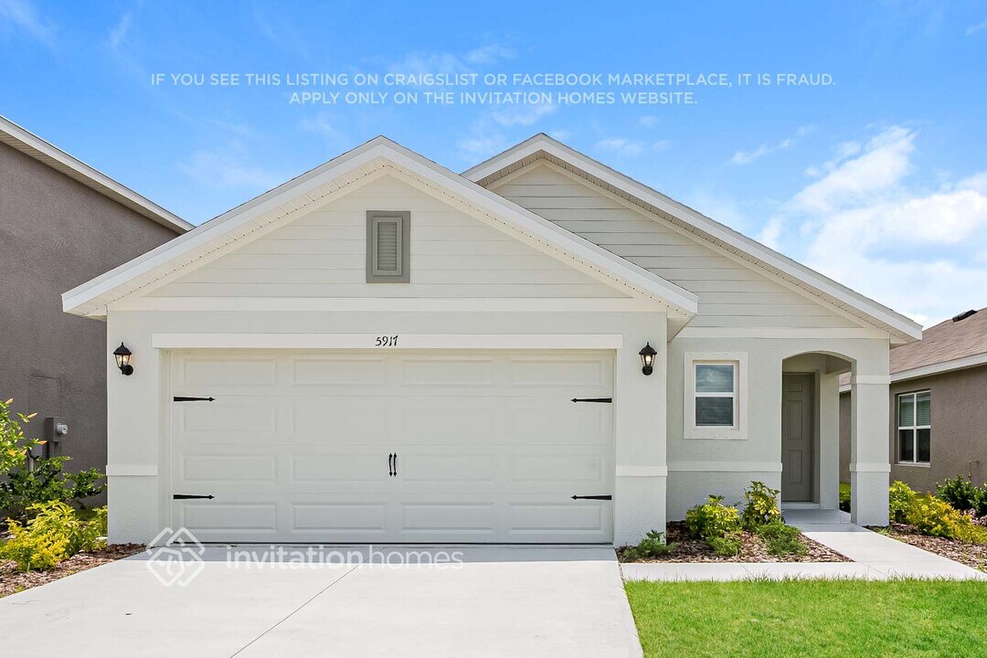 5917 Silver Moonlight Dr in Palmetto, FL - Building Photo