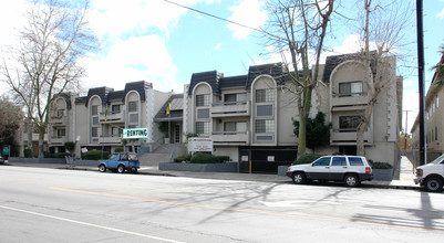 Bentley Court Apartments in Van Nuys, CA - Building Photo - Building Photo