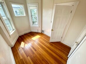 74 Romsey St, Unit 3 in Boston, MA - Foto de edificio - Building Photo