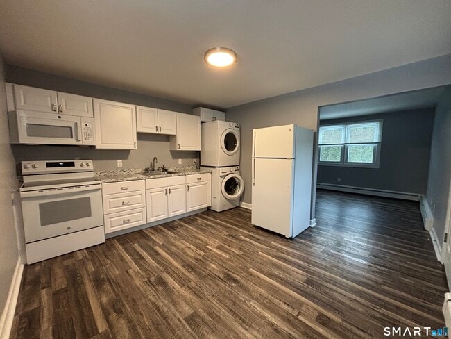 142 Meridian St in Groton, CT - Building Photo - Building Photo