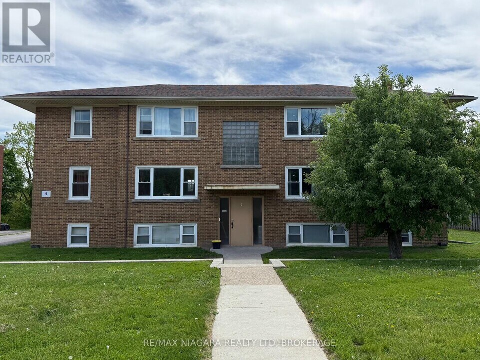 9-9 Riverview Blvd in St Catharines, ON - Building Photo