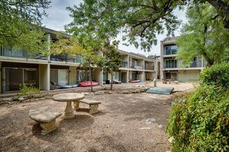 500 E Riverside Dr in Austin, TX - Building Photo - Building Photo