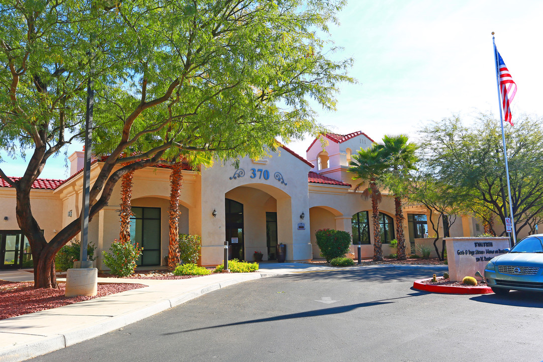 Strauss Manor on Pantano in Tucson, AZ - Building Photo