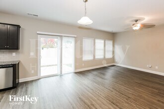 9337 Sloan Forest Dr in Charlotte, NC - Foto de edificio - Building Photo