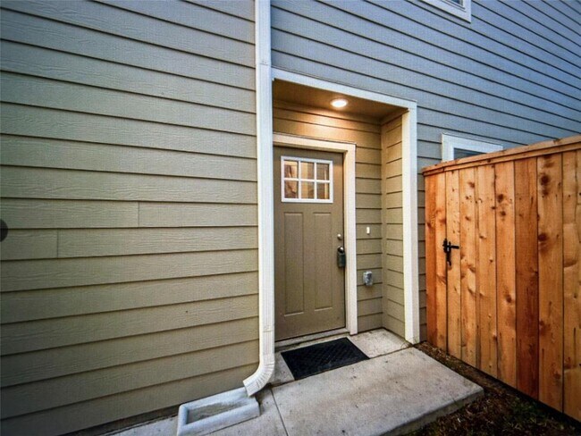 1511 Revolution Way in Missouri City, TX - Foto de edificio - Building Photo