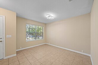 10211 E Summit Canyon Dr in Houston, TX - Building Photo - Building Photo