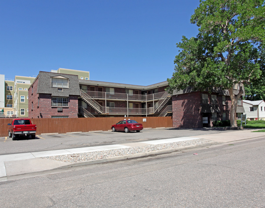 The Lisa Rae Apartments in Englewood, CO - Building Photo