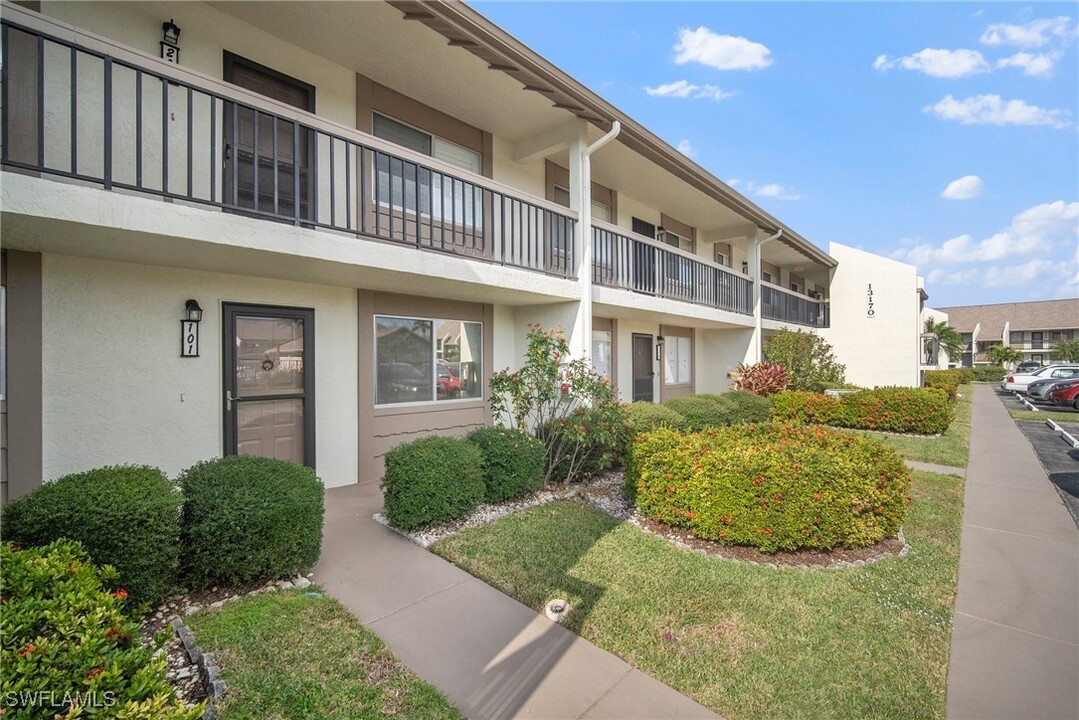 13170 White Marsh Ln in Ft. Myers, FL - Building Photo