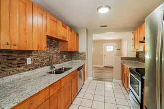 2145 25th Ave N in St. Petersburg, FL - Foto de edificio - Building Photo