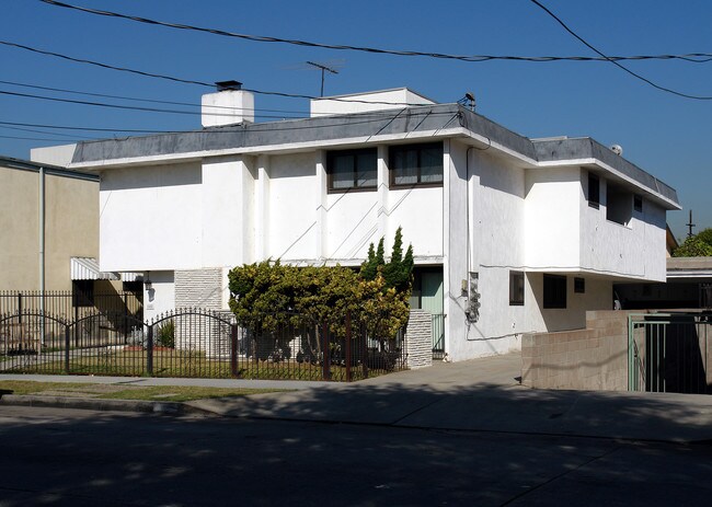 145 W Hillcrest Blvd in Inglewood, CA - Building Photo - Building Photo