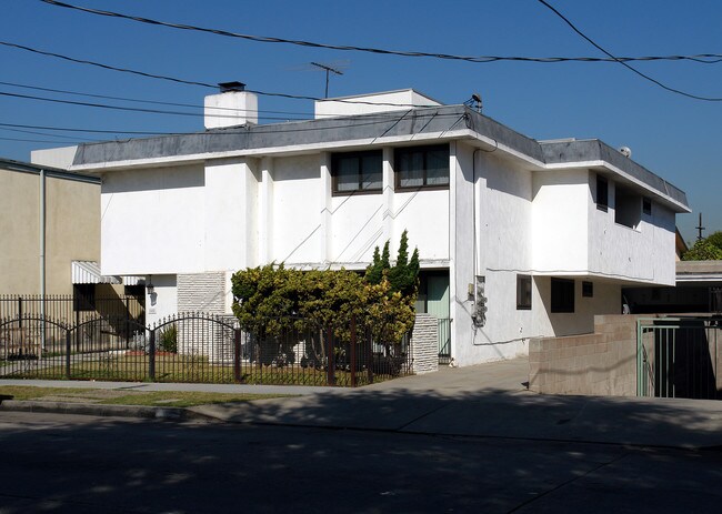 145 W Hillcrest Blvd in Inglewood, CA - Foto de edificio - Building Photo