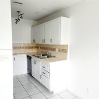 8905 NW 28th Dr, Unit b in Coral Springs, FL - Building Photo - Building Photo