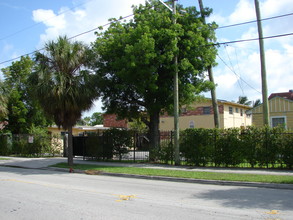 938-940 NW 8th Street Rd in Miami, FL - Building Photo - Building Photo