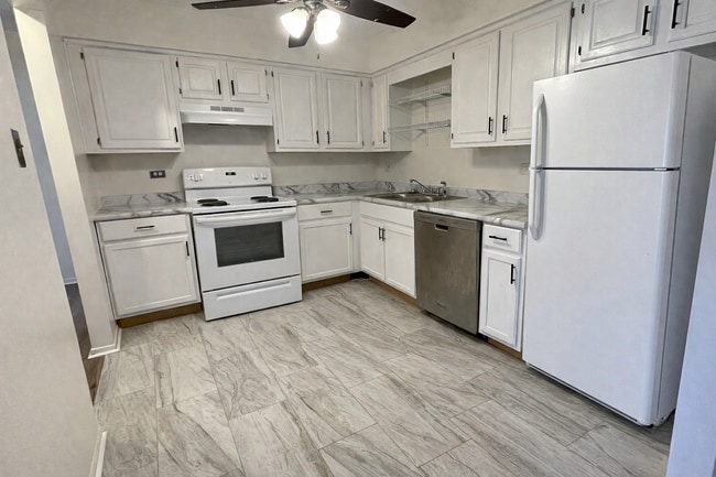 103 W Elk Trl, Unit 302 in Carol Stream, IL - Building Photo - Building Photo