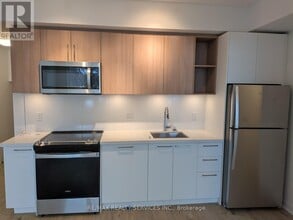 498 Plains Rd E in Burlington, ON - Building Photo - Building Photo