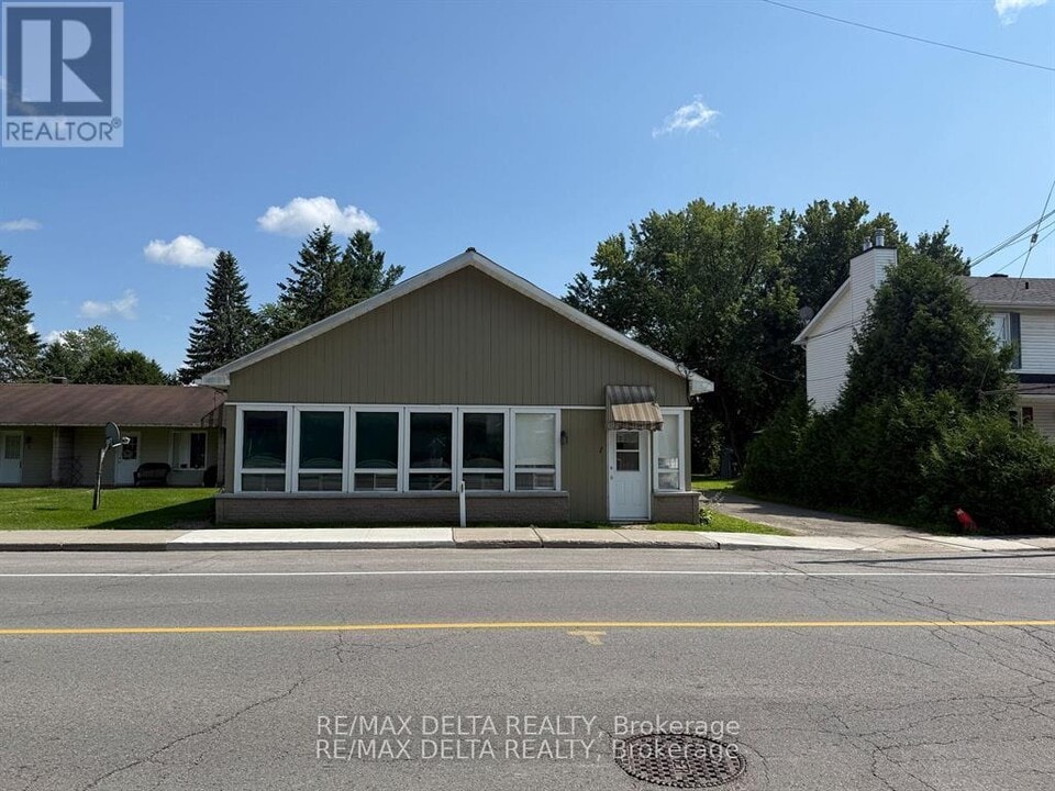 2248 Laval Rd in Clarence-Rockland, ON - Building Photo