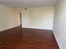 11271 Florida Blvd in Baton Rouge, LA - Building Photo