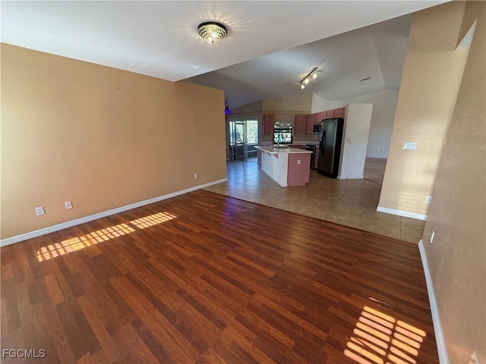 132 Dania Cir in Lehigh Acres, FL - Foto de edificio