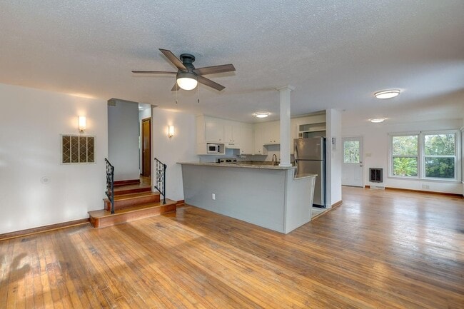 1045 Riverview Dr in Hanahan, SC - Building Photo - Building Photo