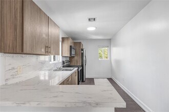 2132 NW 47th St in Miami, FL - Building Photo - Building Photo