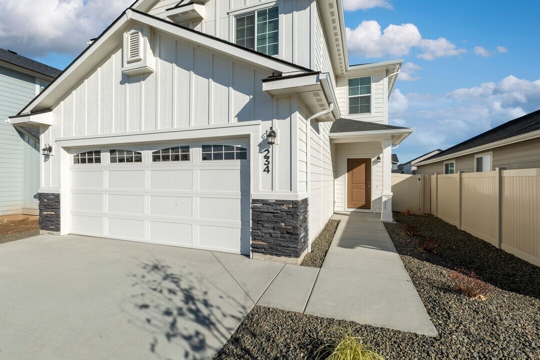 234 S Sunset Point Way in Meridian, ID - Building Photo