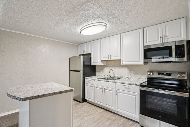 Summer Glen ~ Boutique Cottage Style Living Meets Hassle Free Leasing in Jacksonville, FL - Building Photo - Building Photo