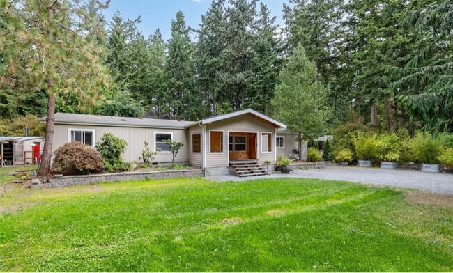 159 E Crescent Harbor Rd in Oak Harbor, WA - Building Photo - Building Photo