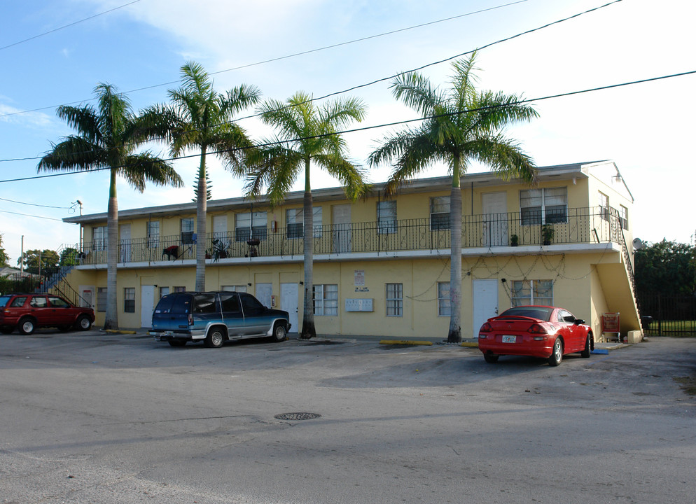 647 SW 1st Ave in Homestead, FL - Building Photo