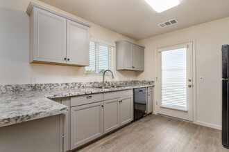 2467 Oakmont Cir in Tulare, CA - Building Photo - Building Photo