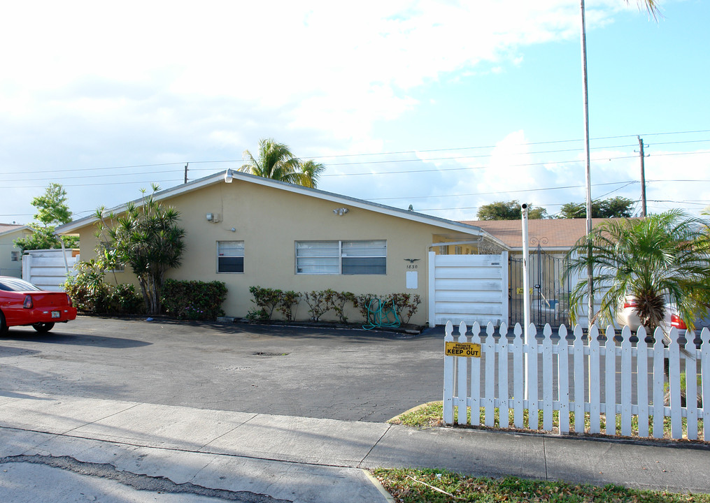 1830 Dewey St in Hollywood, FL - Building Photo