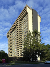 Strathmore Towers South in Ottawa, ON - Building Photo - Building Photo