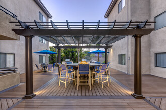 Club Riverside Apartments in North Hollywood, CA - Building Photo - Building Photo