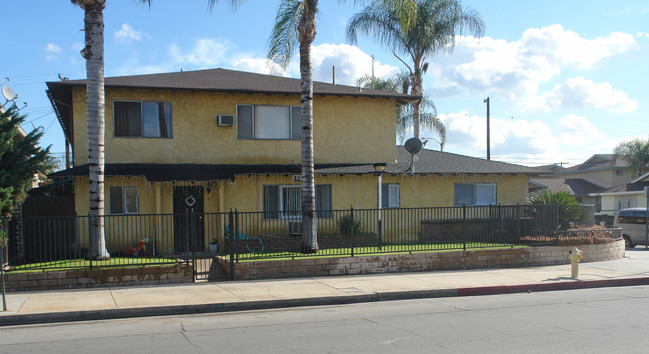 322 N Prospero Dr in Covina, CA - Foto de edificio - Building Photo