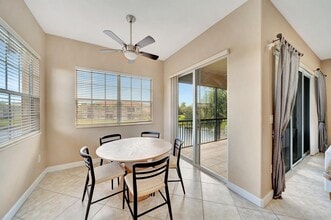8204 NW 128th Ln in Parkland, FL - Foto de edificio - Building Photo
