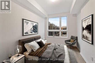 22 Lytham Grn Cir in Newmarket, ON - Building Photo - Building Photo