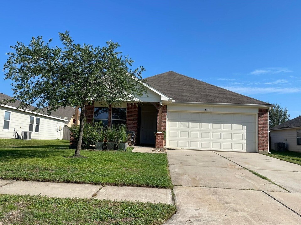 8714 Sunset Pond Dr in Tomball, TX - Building Photo