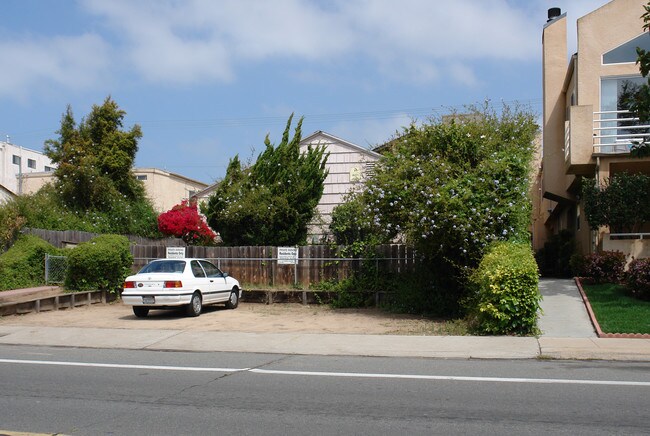 1364 Pacific Beach Dr in San Diego, CA - Building Photo - Building Photo