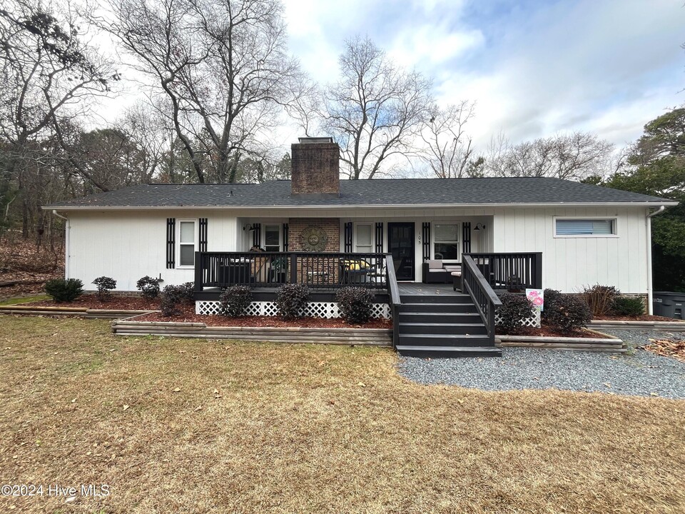 105 Scuppernong Ct in Seven Lakes, NC - Building Photo