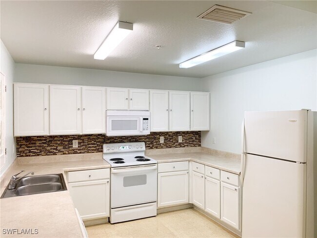 611 Joel Blvd in Lehigh Acres, FL - Building Photo - Building Photo
