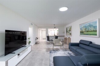 16171 Blatt Blvd in Weston, FL - Foto de edificio - Building Photo