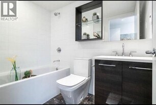 7468 Lansdowne Rd in Richmond, BC - Building Photo