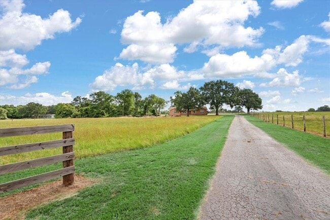 28792 Waller Gladish Rd in Waller, TX - Foto de edificio - Building Photo