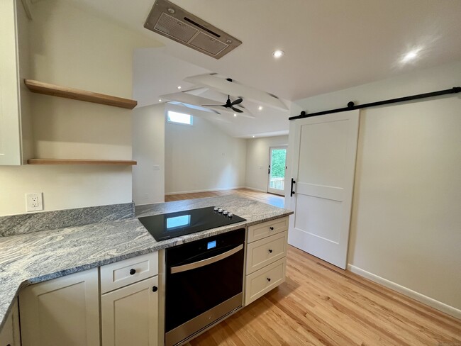 5 Pleasant St in Stonington, CT - Building Photo - Building Photo