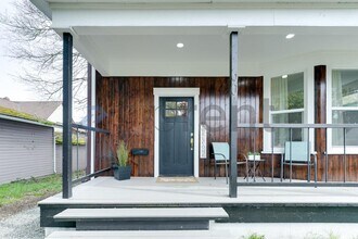 907 S Ainsworth Ave in Tacoma, WA - Foto de edificio - Building Photo