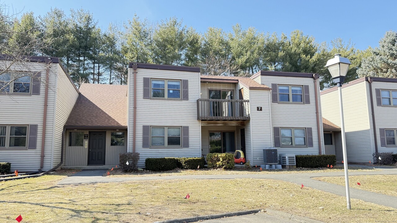 704 Twin Circle Dr in South Windsor, CT - Building Photo