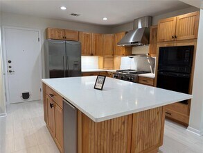 9106 Rockcrest Cir in Austin, TX - Foto de edificio - Building Photo