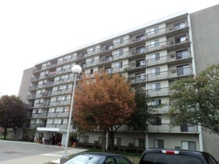 Lakeside Towers in Sterling Heights, MI - Building Photo - Building Photo